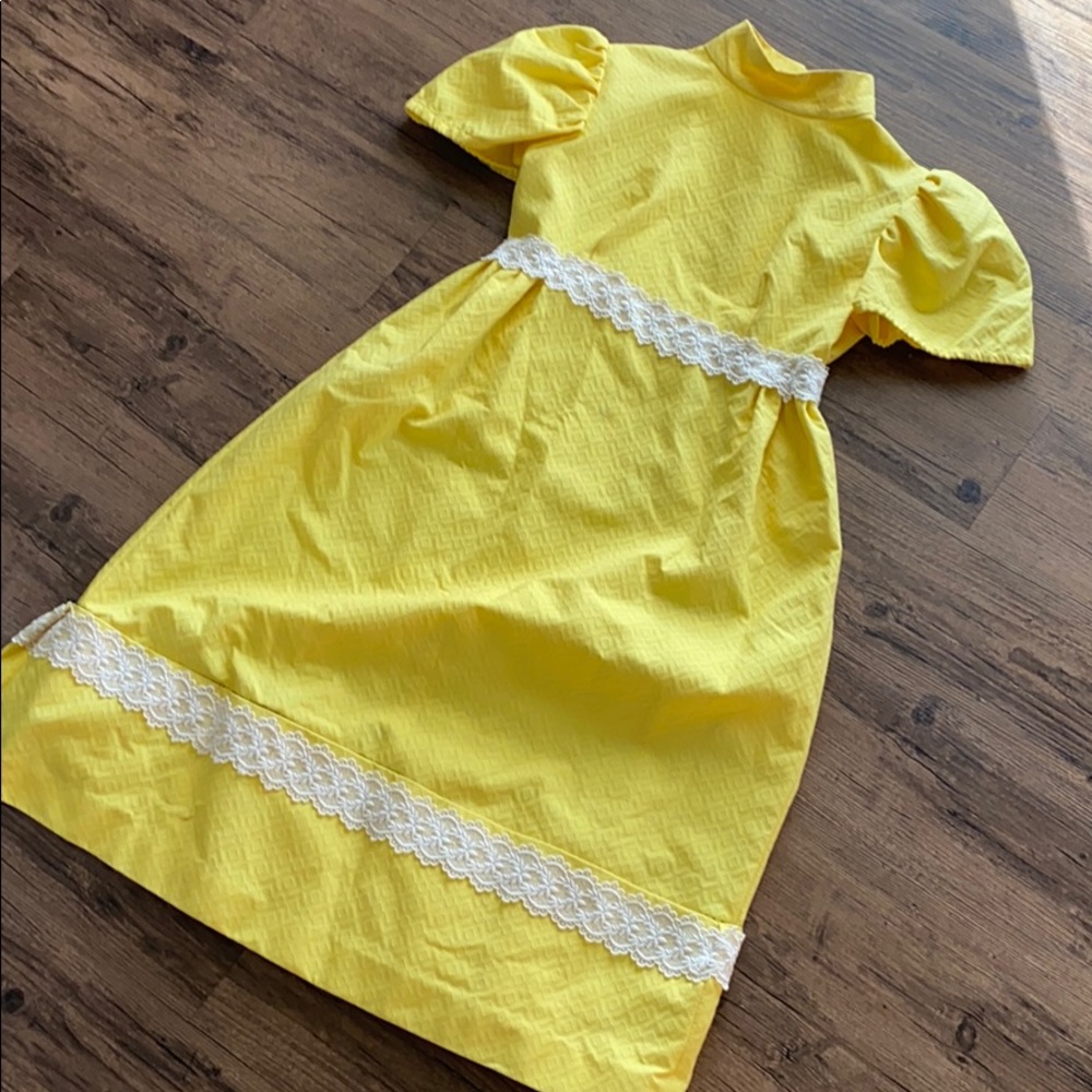 Vintage yellow dress with lace detail